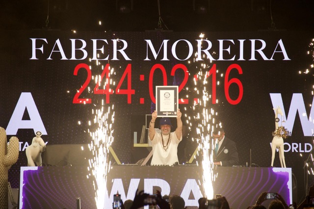 Faber Moreira con la targa del Guinness World Record