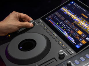 AlphaTheta CDJ-1500X, arriva un player compatto, cloud-ready